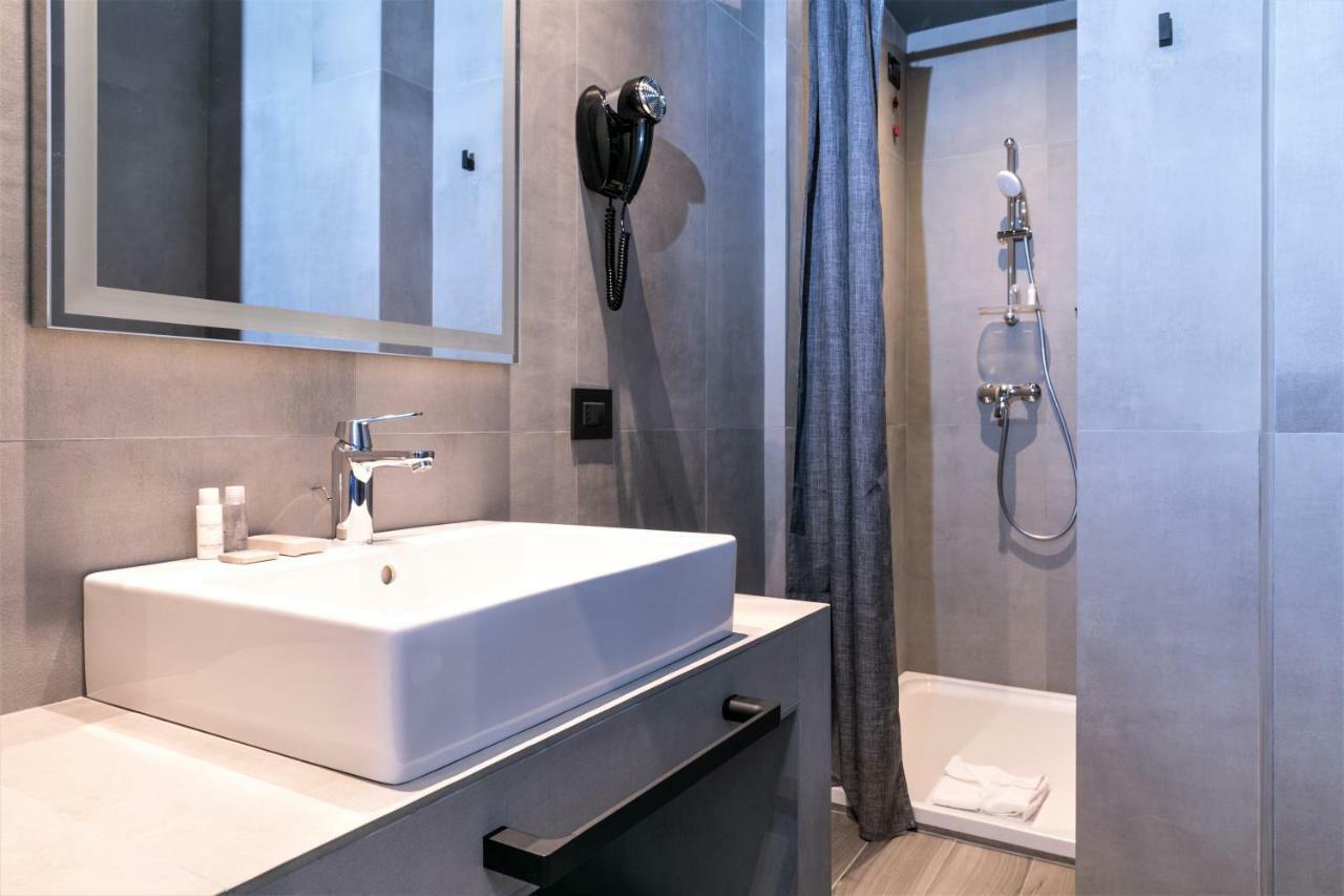 J24 Hotel Milano Esterno foto
